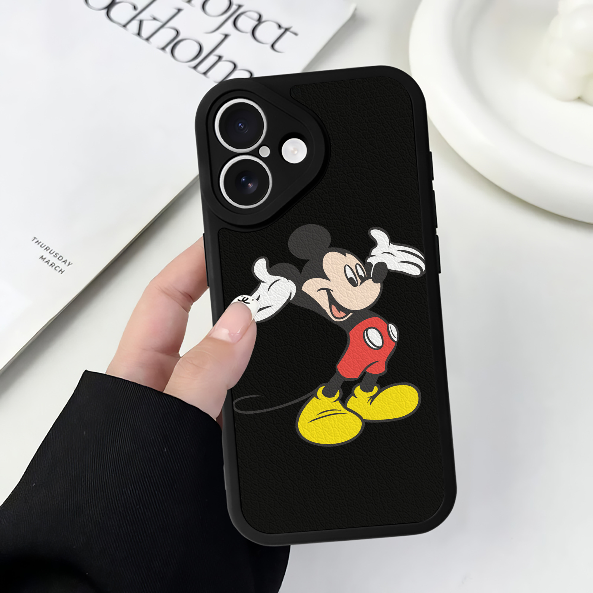 （画像用） ミッキーマウス Mickey Mouse 【iPhone 16シリーズ対応】シリコンスマホケース（レザー調） 材質：シリコン
